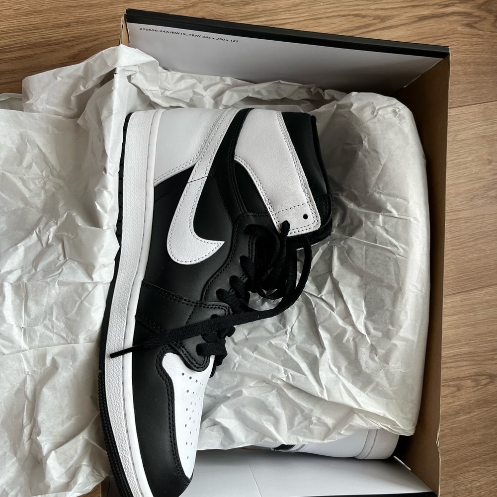 Air Jordan 1 Retro High OG "Black & White" - Picture 8 of 9
